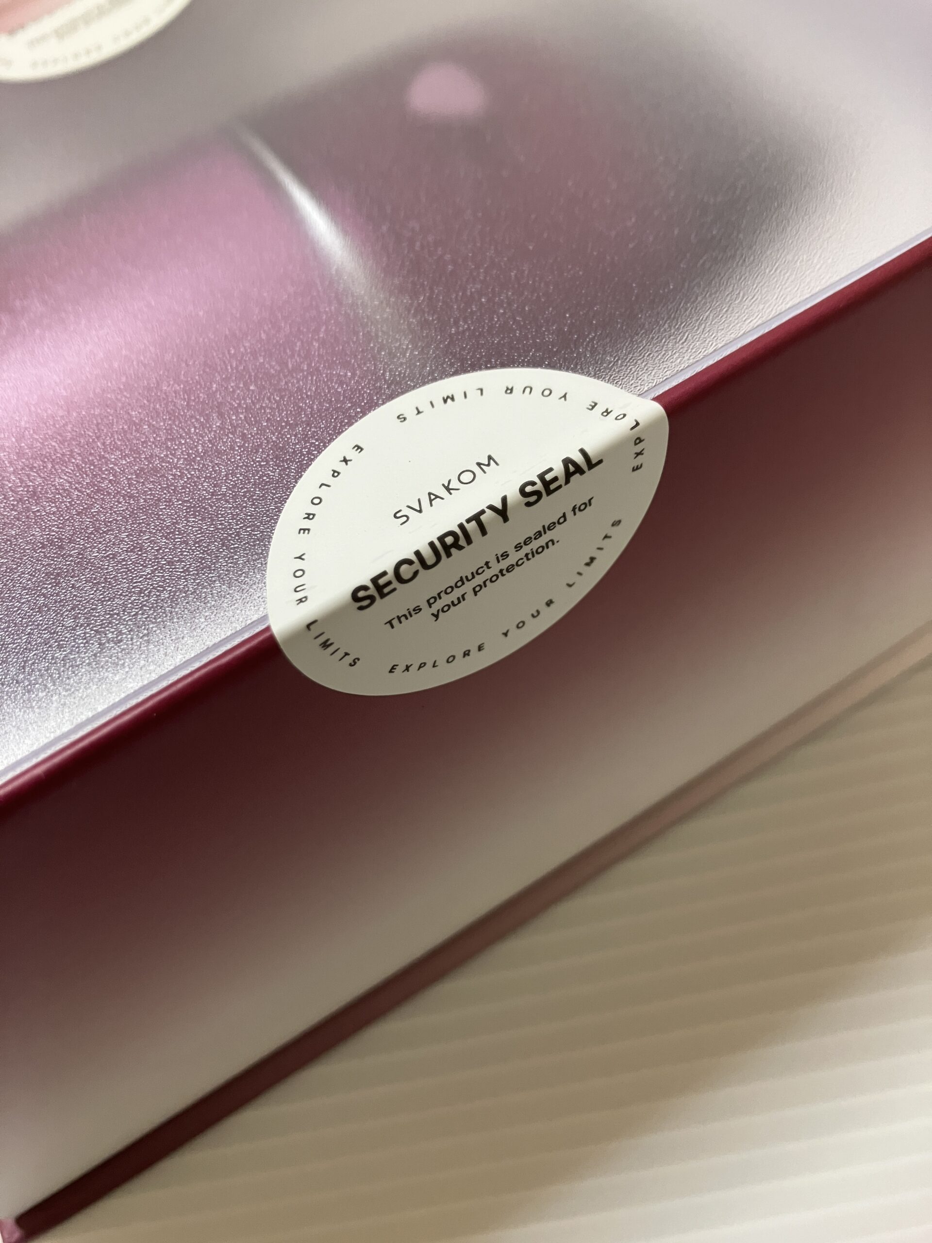 アダルトグッズブランドSVAKOMのklittyの箱の中。プラスチックカバーにはセキュリティシールが貼ってある