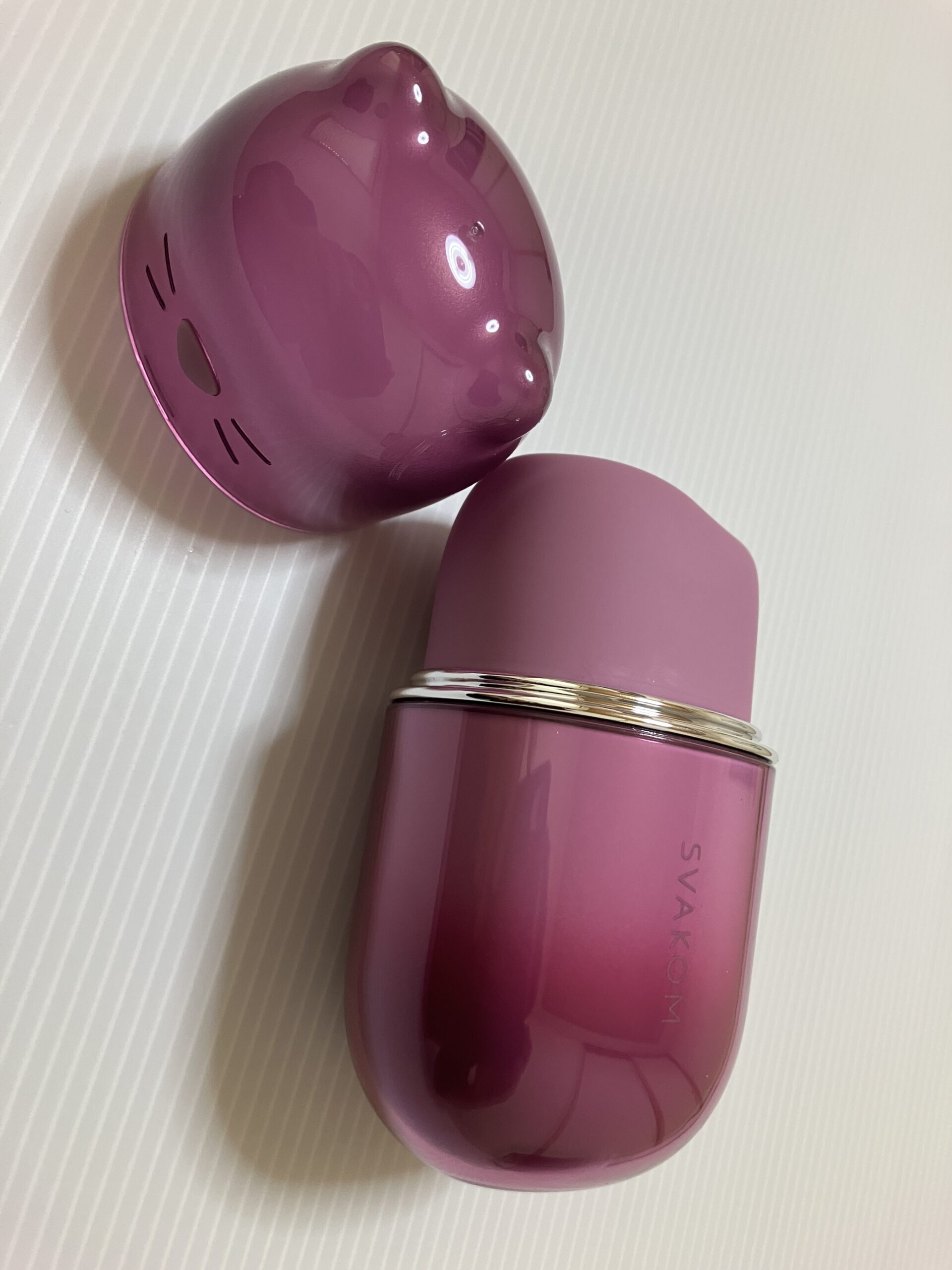 アダルトグッズブランドSVAKOMのklittyの箱の中。本体を取り出すと、可愛い猫の耳がついた蓋があり、外してみた。