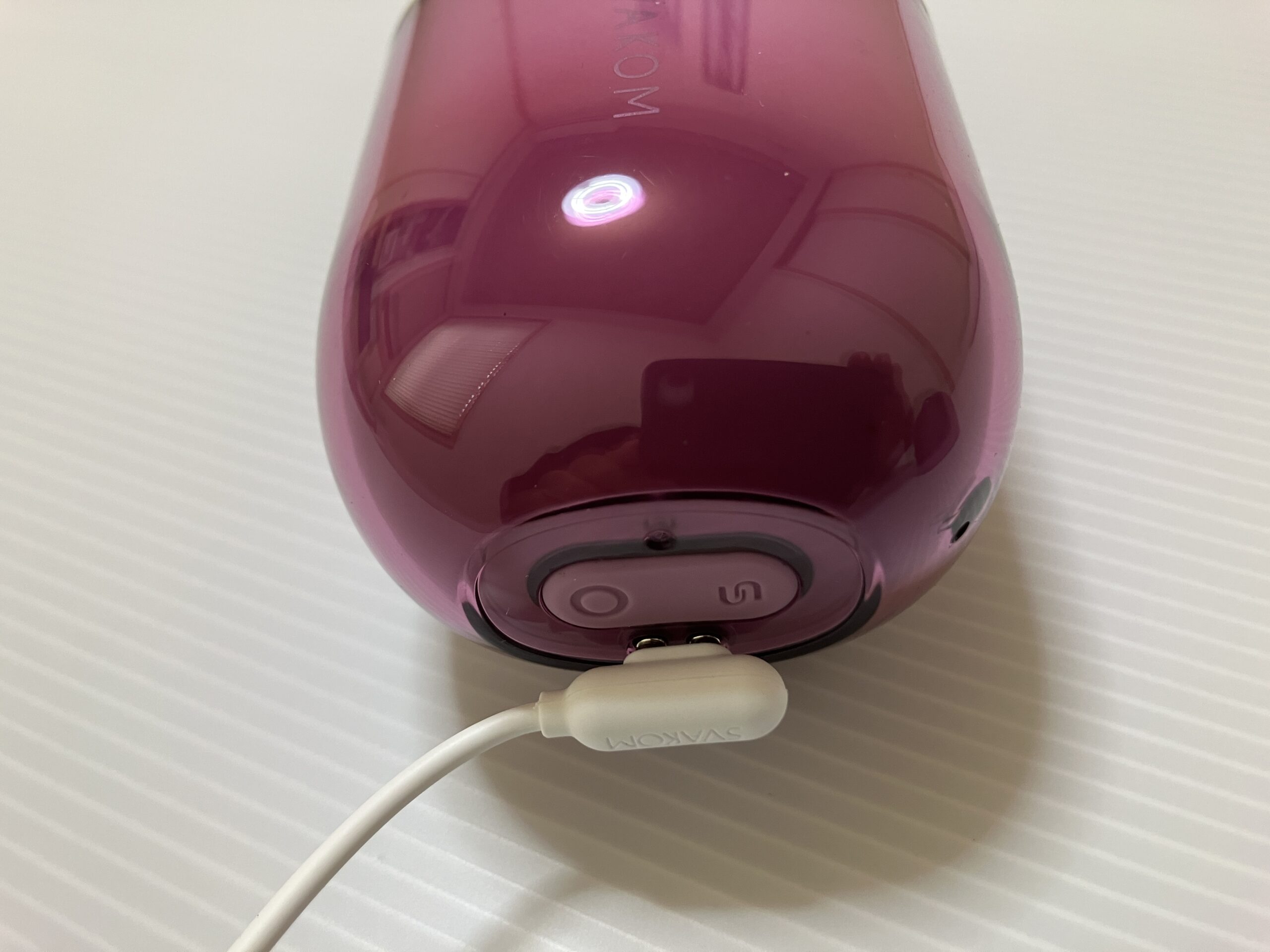 アダルトグッズブランドSVAKOMのklitty本体。下部にあるマグネット式充電端子で実際に充電したみた。ピタッとくっつくので楽。